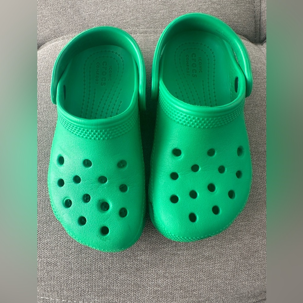 CROCS Kids' Classic Clog. Green Ivy. SIZE C11